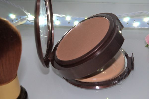 BODY COLLECTION PRESSED BRONZING POWDER WITH SPONGE APPLICATOR