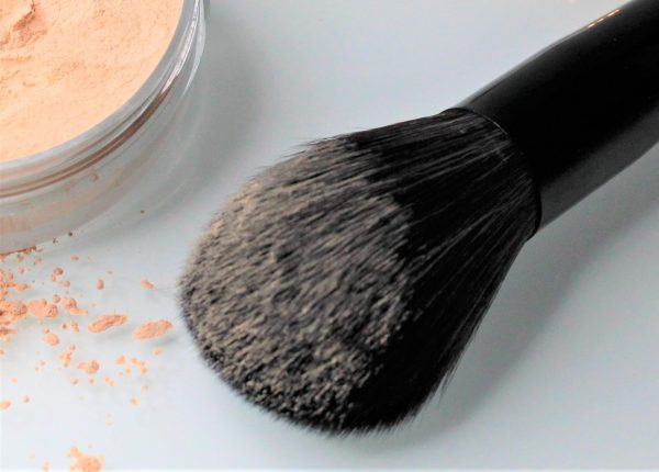 GLOWII LARGE SOFT HAIR POWDER BRUSH - BAMBOO HANDLE - Image 2