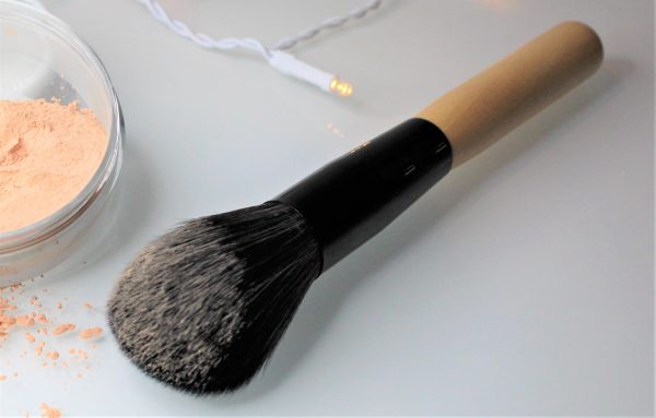 GLOWII LARGE SOFT HAIR POWDER BRUSH - BAMBOO HANDLE