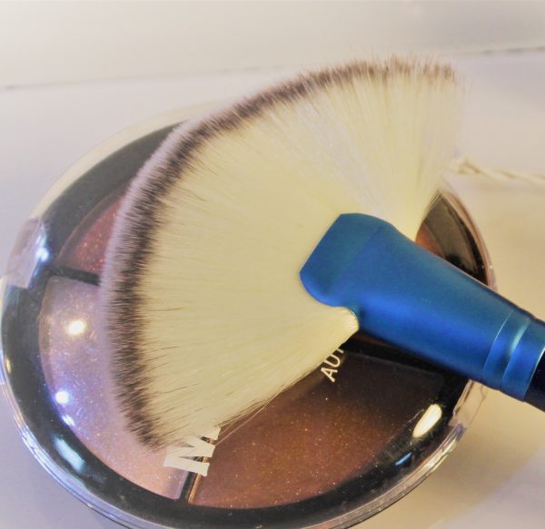 GLOWII LARGE FAN PROFESSIONAL MAKE UP BRUSH - Image 2