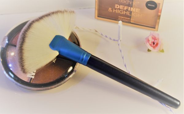 GLOWII LARGE FAN PROFESSIONAL MAKE UP BRUSH