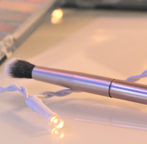 GLOWII DOUBLE ENDED EYESHADOW BRUSH - CHAMPAGNE GOLD - Image 2