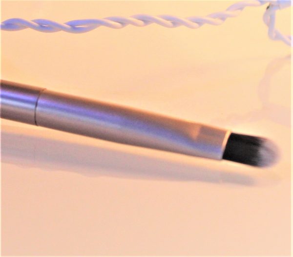 GLOWII DOUBLE ENDED EYESHADOW BRUSH - CHAMPAGNE GOLD - Image 3