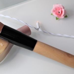 GLOWII ANGLED BAMBOO FOUNDATION BRUSH